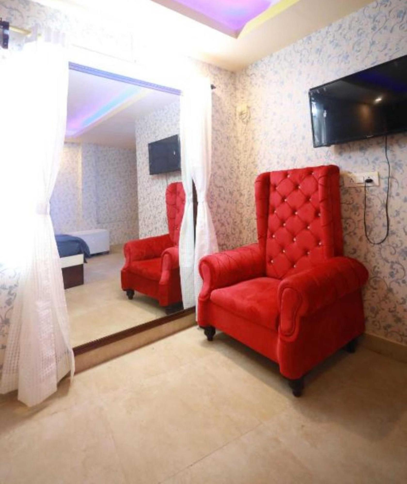 Swimmimg Pool - Santosh Residency - All Fully Air- Conditioned With Lift - Wifi - Parking And Children Play Ground - Best Luxury Budget Hotel 4*