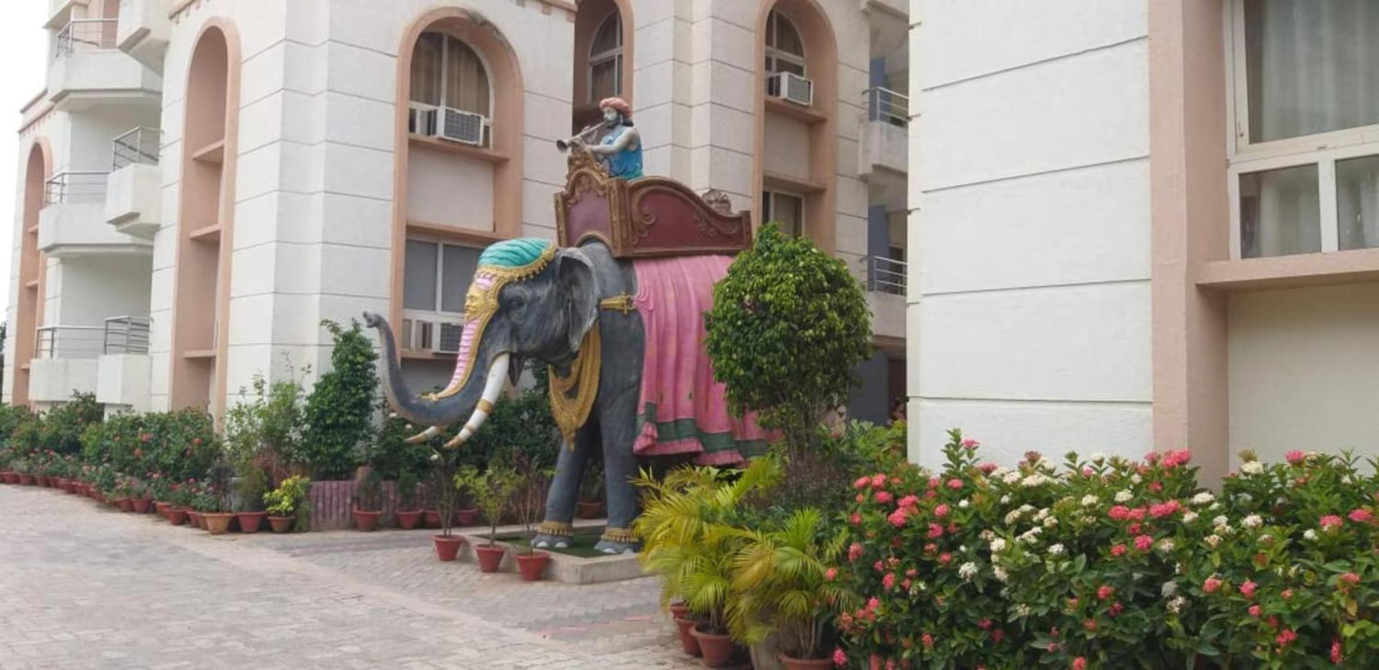 Hotel Swimmimg Pool - Santosh Residency - All Fully Air- Conditioned With Lift - Wifi - Parking And Children Play Ground - Best Luxury Budget 4*