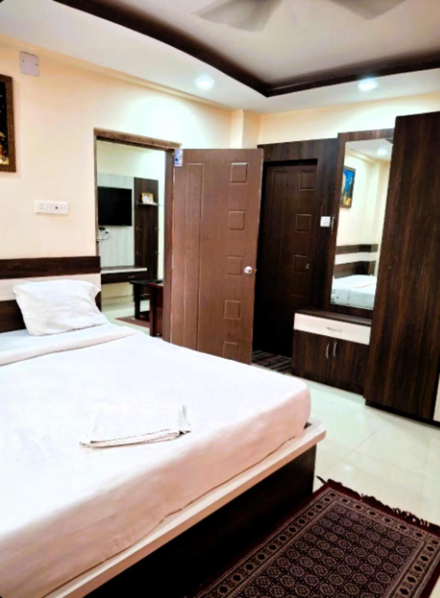 Swimmimg Pool - Santosh Residency - All Fully Air- Conditioned With Lift - Wifi - Parking And Children Play Ground - Best Luxury Budget Hotel 4*