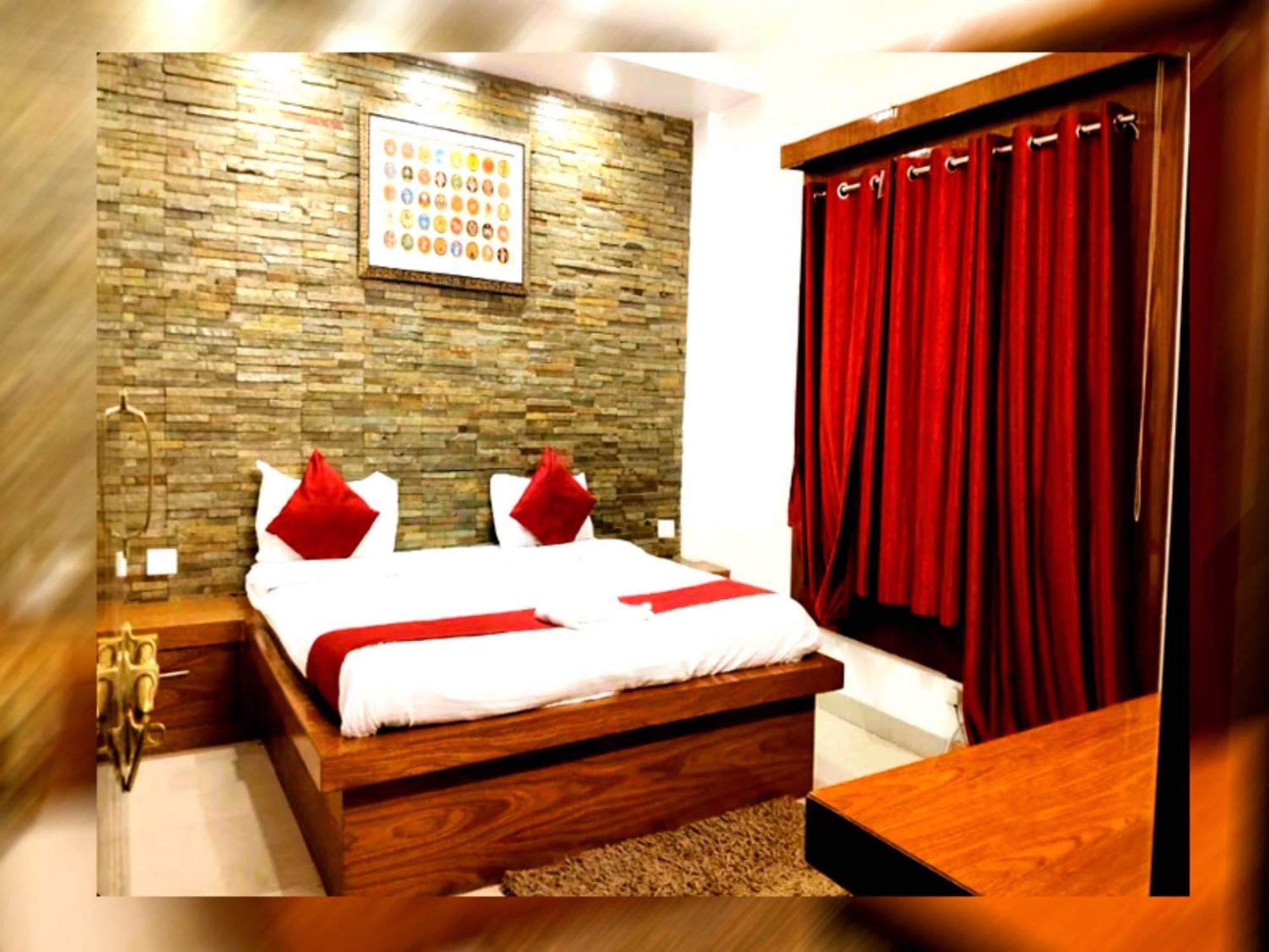 Hotel Swimmimg Pool - Santosh Residency - All Fully Air- Conditioned With Lift - Wifi - Parking And Children Play Ground - Best Luxury Budget 4*
