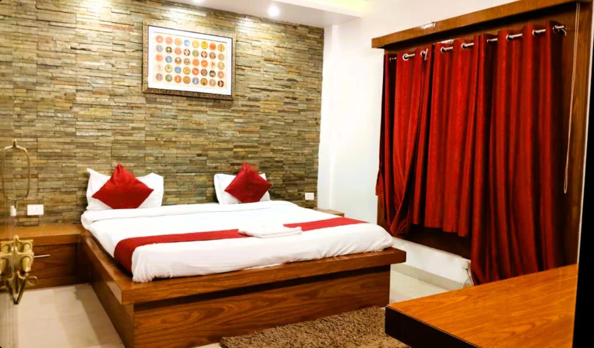 Swimmimg Pool - Santosh Residency - All Fully Air- Conditioned With Lift - Wifi - Parking And Children Play Ground - Best Luxury Budget Hotel Puri