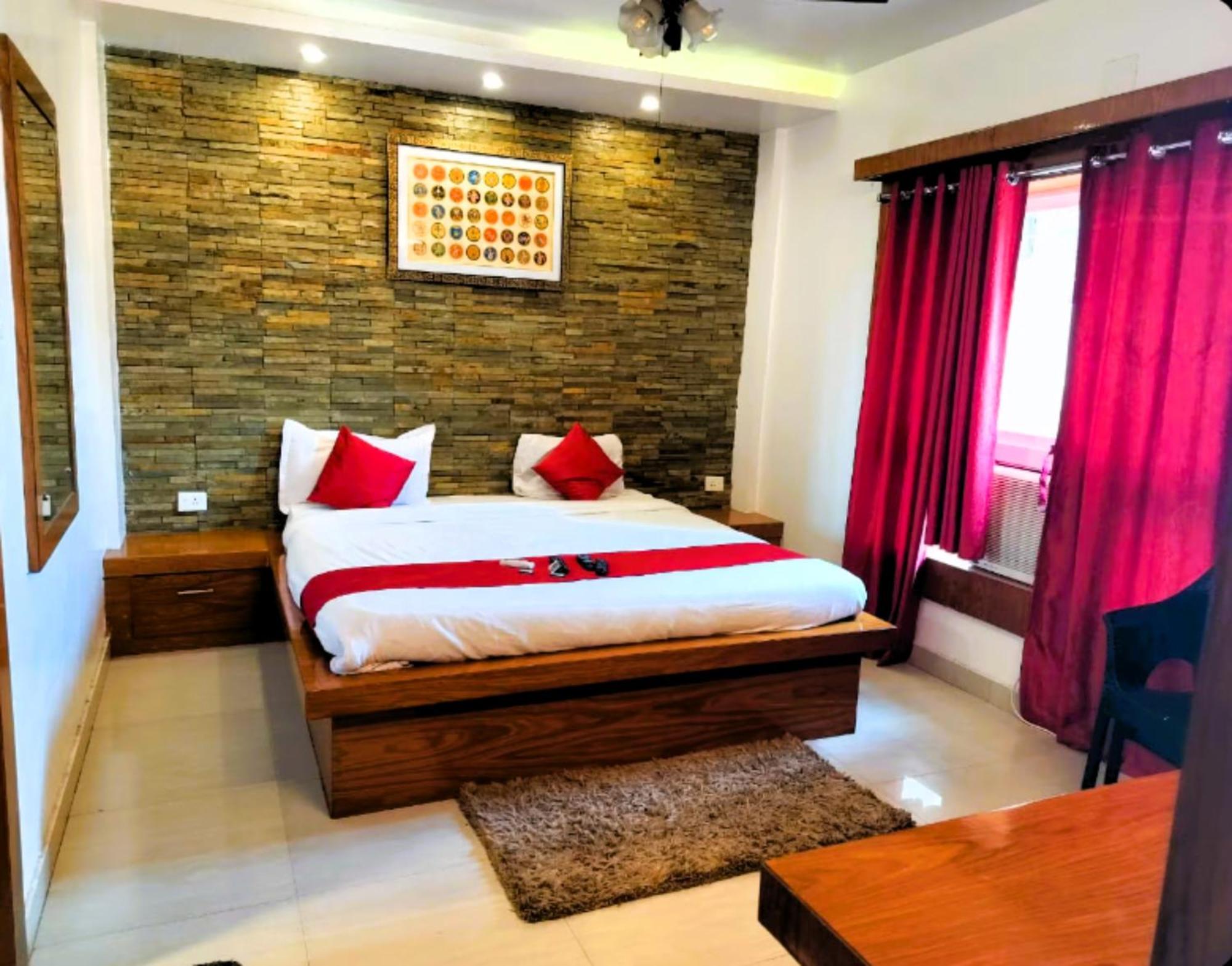 Swimmimg Pool - Santosh Residency - All Fully Air- Conditioned With Lift - Wifi - Parking And Children Play Ground - Best Luxury Budget Puri