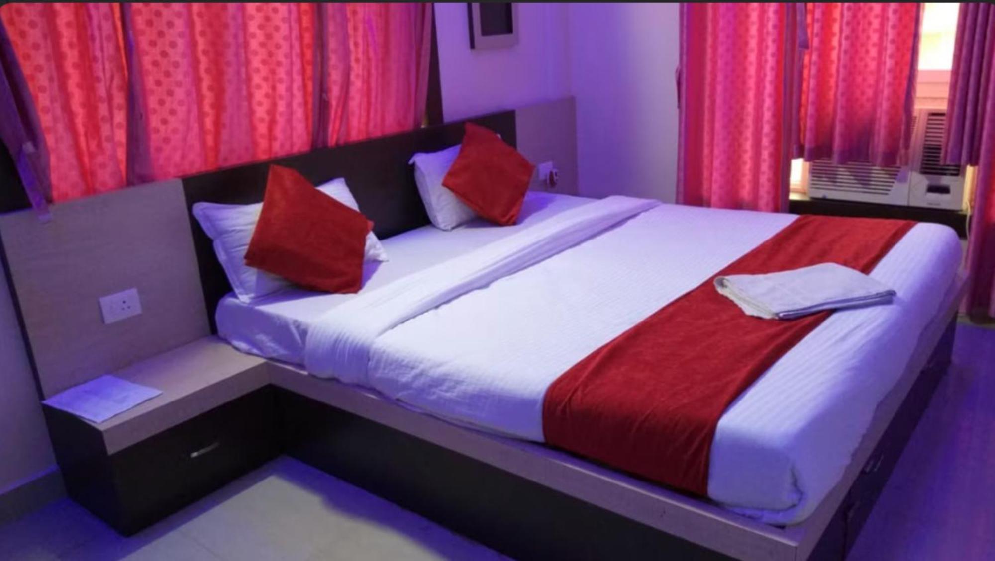 Hotel Swimmimg Pool - Santosh Residency - All Fully Air- Conditioned With Lift - Wifi - Parking And Children Play Ground - Best Luxury Budget